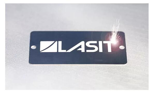 激光打標示意圖，材料表面粗糙度的變化，形成永久性標記