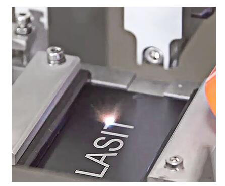 激光打標由于穿透材料表面深度更小，因此相比激光雕刻耗時更少，jiag速度更快